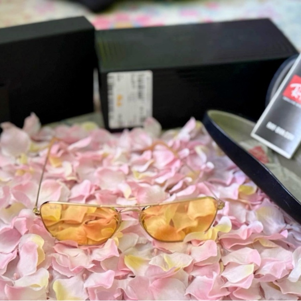 Ray-Ban Gold Aviator Sunglasses - Picture 3 of 5